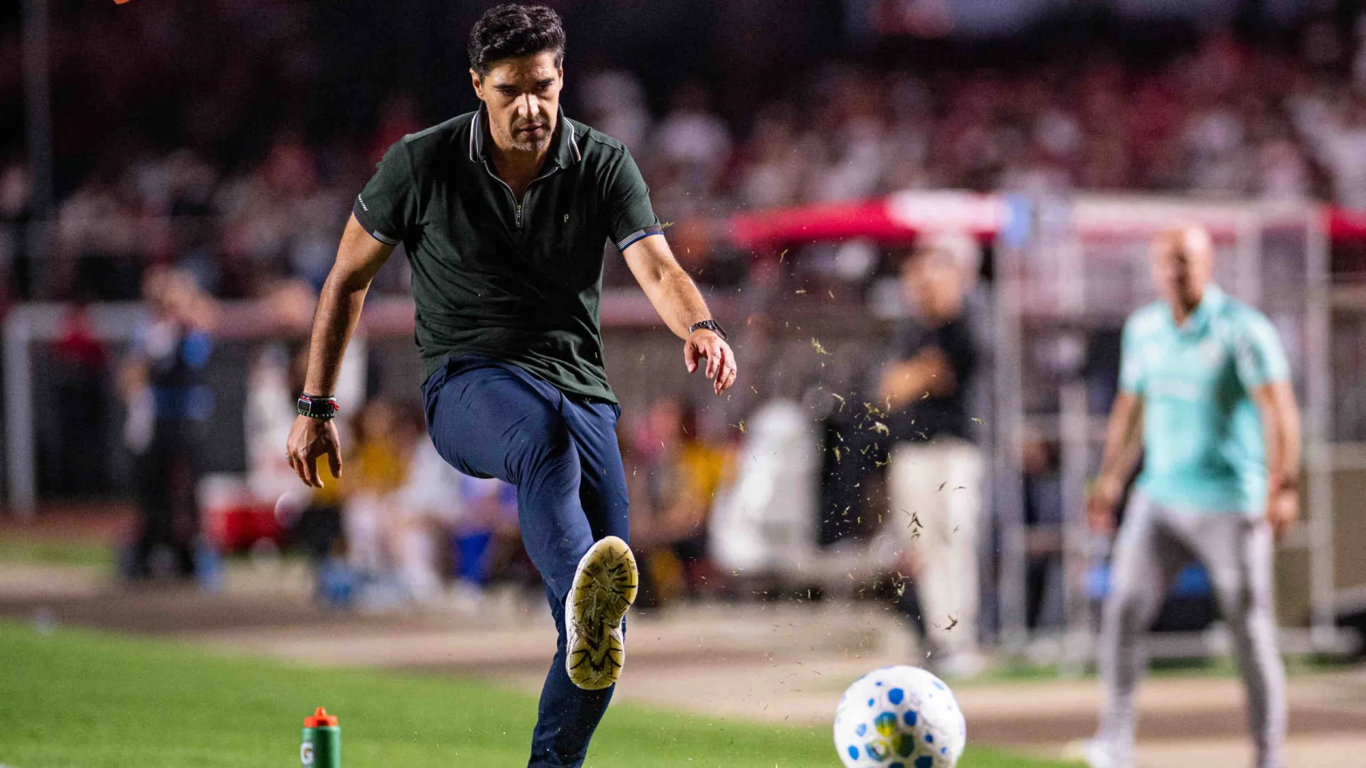 Palmeiras vence São Paulo e assume a liderança do Brasileirão, mas Abel Ferreira é expulso